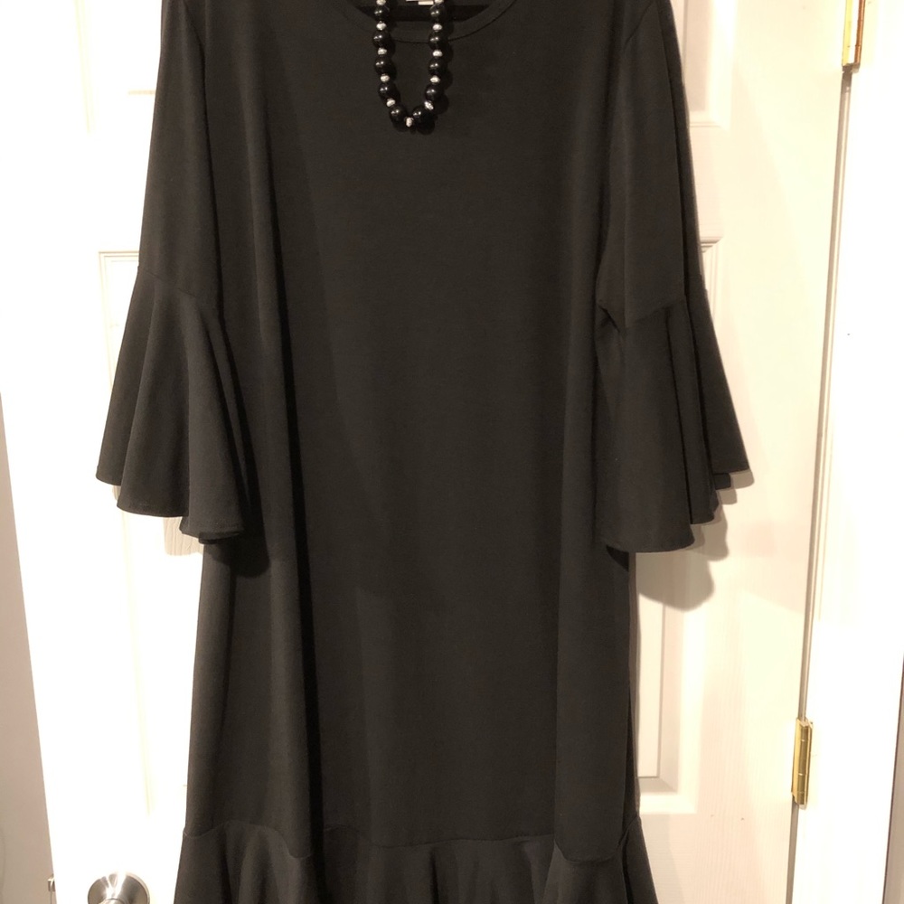 LuLaRoe Maurine 3x with coordinating jewelry